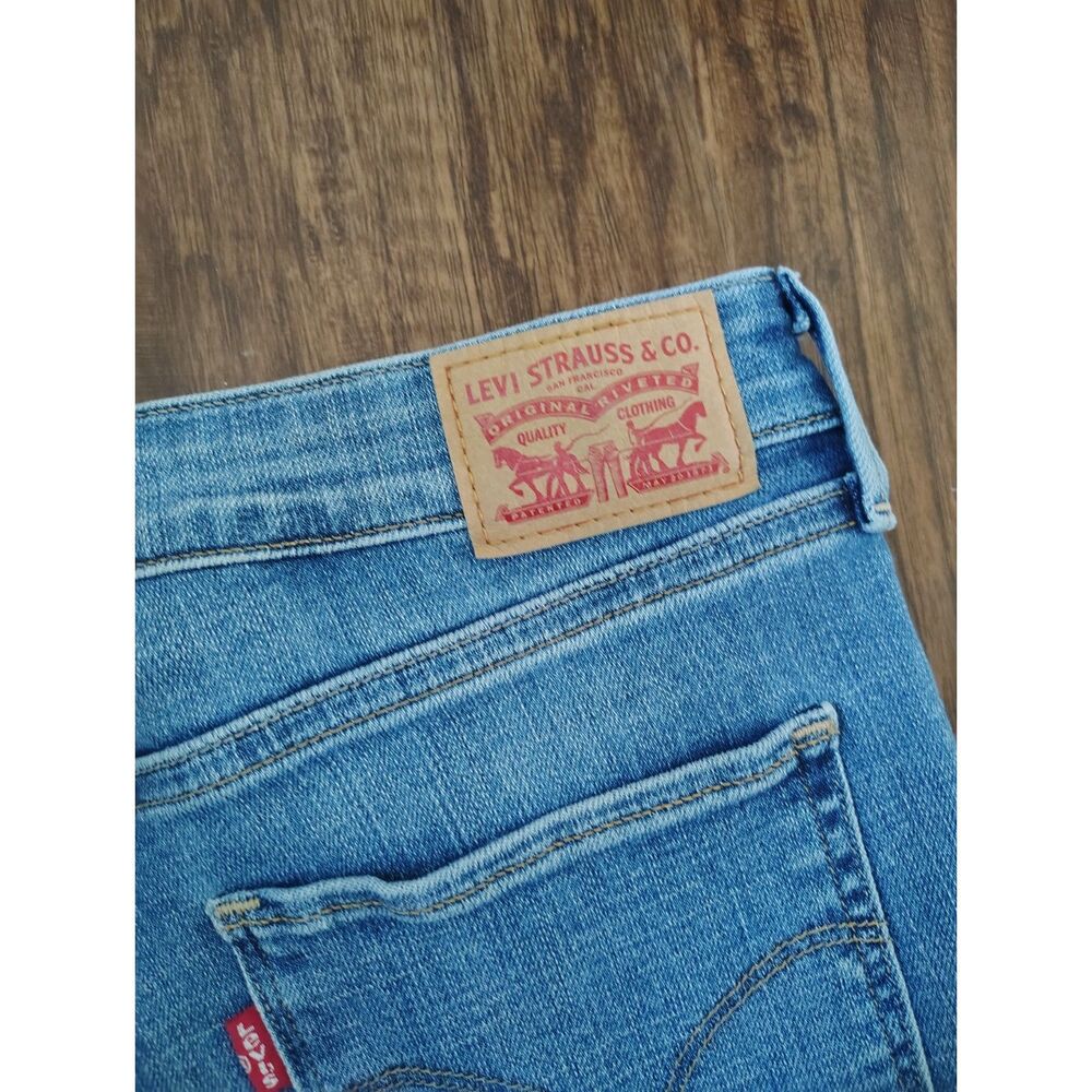 Levi's Women's Mid Rise Cuffed Denim Bermuda Jean Shorts Light Wash Size 28 - Picture 4 of 7